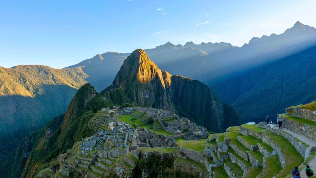 Amanecer en Machu Picchu con luz dorada sobre la ciudadela inca, experiencia de viaje Amaneceres del Inca organizada por Viaja Ya y Bonobo Agencia
