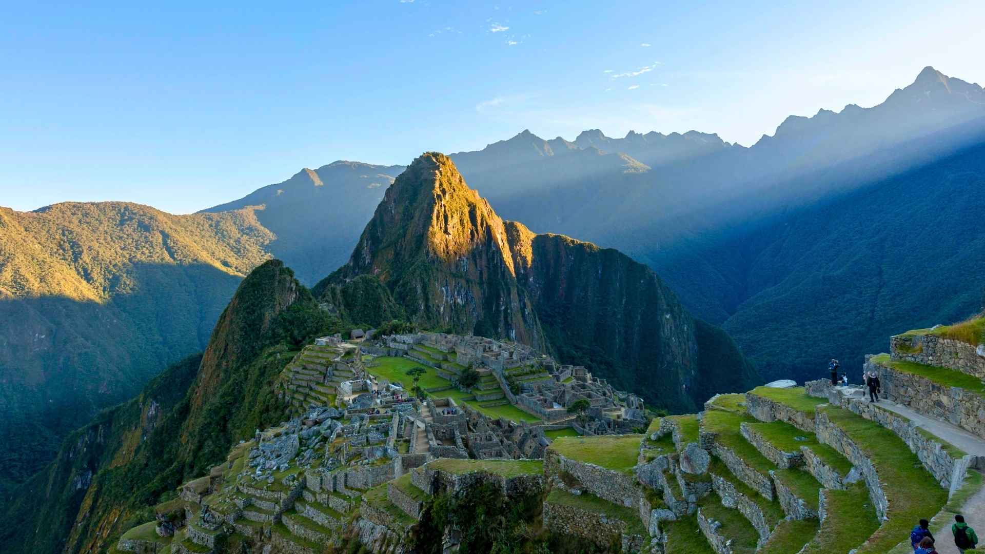 Amanecer en Machu Picchu con luz dorada sobre la ciudadela inca, experiencia de viaje Amaneceres del Inca organizada por Viaja Ya y Bonobo Agencia